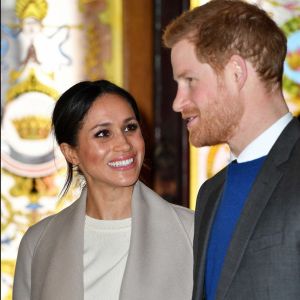 Le prince Harry et Meghan Markle visitent le Crown Liquor Saloon, un pub emblématique à la physionomie victorienne, le 23 mars 2018 lors de leur visite à Belfast. Ils y ont déjeuné (irish stew pour elle, saucisse pour lui) avant de poursuivre leur programme.