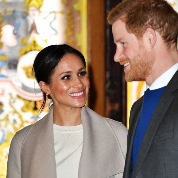 Le prince Harry et Meghan Markle visitent le Crown Liquor Saloon, un pub emblématique à la physionomie victorienne, le 23 mars 2018 lors de leur visite à Belfast. Ils y ont déjeuné (irish stew pour elle, saucisse pour lui) avant de poursuivre leur programme.