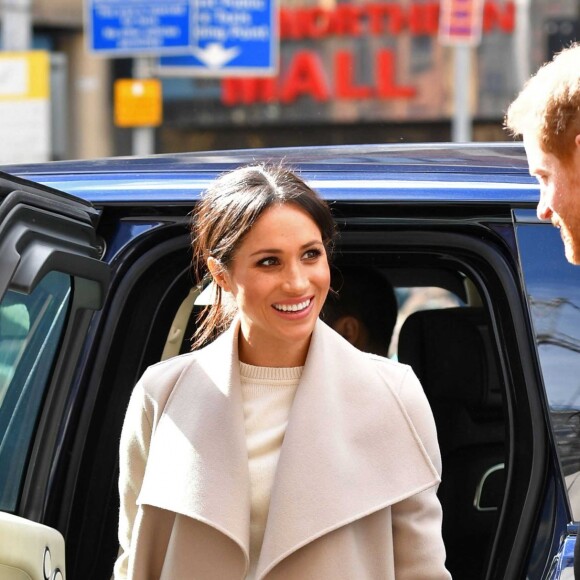 Le prince Harry et Meghan Markle visitent le Crown Liquor Saloon, un pub emblématique à la physionomie victorienne, le 23 mars 2018 lors de leur visite à Belfast. Ils y ont déjeuné (irish stew pour elle, saucisse pour lui) avant de poursuivre leur programme.