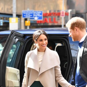 Le prince Harry et Meghan Markle visitent le Crown Liquor Saloon, un pub emblématique à la physionomie victorienne, le 23 mars 2018 lors de leur visite à Belfast. Ils y ont déjeuné (irish stew pour elle, saucisse pour lui) avant de poursuivre leur programme.