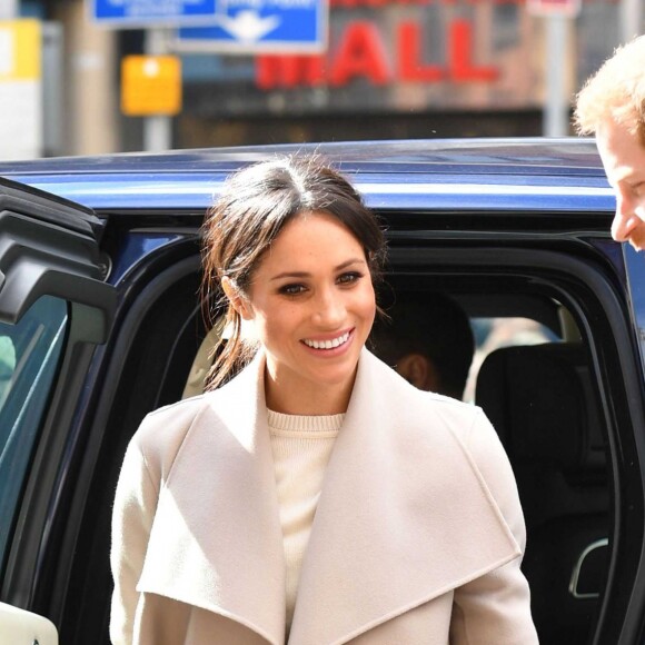 Le prince Harry et Meghan Markle visitent le Crown Liquor Saloon, un pub emblématique à la physionomie victorienne, le 23 mars 2018 lors de leur visite à Belfast. Ils y ont déjeuné (irish stew pour elle, saucisse pour lui) avant de poursuivre leur programme.