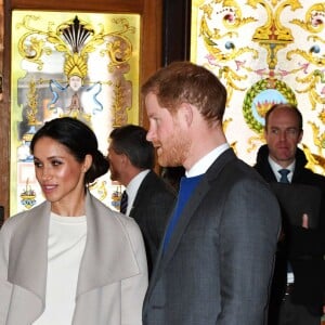 Le prince Harry et Meghan Markle visitent le Crown Liquor Saloon, un pub emblématique à la physionomie victorienne, le 23 mars 2018 lors de leur visite à Belfast. Ils y ont déjeuné (irish stew pour elle, saucisse pour lui) avant de poursuivre leur programme.