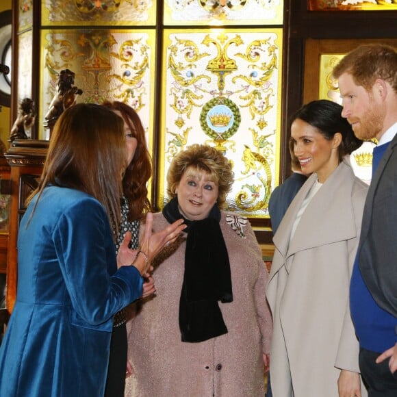 Le prince Harry et Meghan Markle visitent le Crown Liquor Saloon, un pub emblématique à la physionomie victorienne, le 23 mars 2018 lors de leur visite à Belfast. Ils y ont déjeuné (irish stew pour elle, saucisse pour lui) avant de poursuivre leur programme.