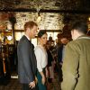Le prince Harry et Meghan Markle visitent le Crown Liquor Saloon, un pub emblématique à la physionomie victorienne, le 23 mars 2018 lors de leur visite à Belfast. Ils y ont déjeuné (irish stew pour elle, saucisse pour lui) avant de poursuivre leur programme.