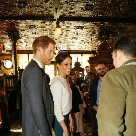 Le prince Harry et Meghan Markle visitent le Crown Liquor Saloon, un pub emblématique à la physionomie victorienne, le 23 mars 2018 lors de leur visite à Belfast. Ils y ont déjeuné (irish stew pour elle, saucisse pour lui) avant de poursuivre leur programme.