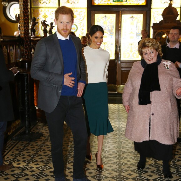 Le prince Harry et Meghan Markle visitent le Crown Liquor Saloon, un pub emblématique à la physionomie victorienne, le 23 mars 2018 lors de leur visite à Belfast. Ils y ont déjeuné (irish stew pour elle, saucisse pour lui) avant de poursuivre leur programme.