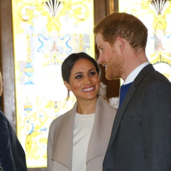 Le prince Harry et Meghan Markle visitent le Crown Liquor Saloon, un pub emblématique à la physionomie victorienne, le 23 mars 2018 lors de leur visite à Belfast. Ils y ont déjeuné (irish stew pour elle, saucisse pour lui) avant de poursuivre leur programme.