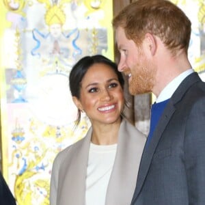 Le prince Harry et Meghan Markle visitent le Crown Liquor Saloon, un pub emblématique à la physionomie victorienne, le 23 mars 2018 lors de leur visite à Belfast. Ils y ont déjeuné (irish stew pour elle, saucisse pour lui) avant de poursuivre leur programme.