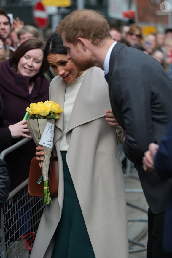 Le prince Harry et Meghan Markle à la rencontre de la population lors de leur visite à Belfast le 23 mars 2018.