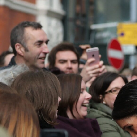 Le prince Harry et Meghan Markle à la rencontre de la population lors de leur visite à Belfast le 23 mars 2018.