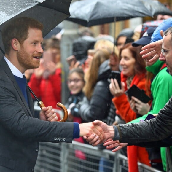 Le prince Harry et Meghan Markle à la rencontre de la population lors de leur visite à Belfast le 23 mars 2018.