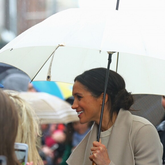 Le prince Harry et Meghan Markle à la rencontre de la population lors de leur visite à Belfast le 23 mars 2018.