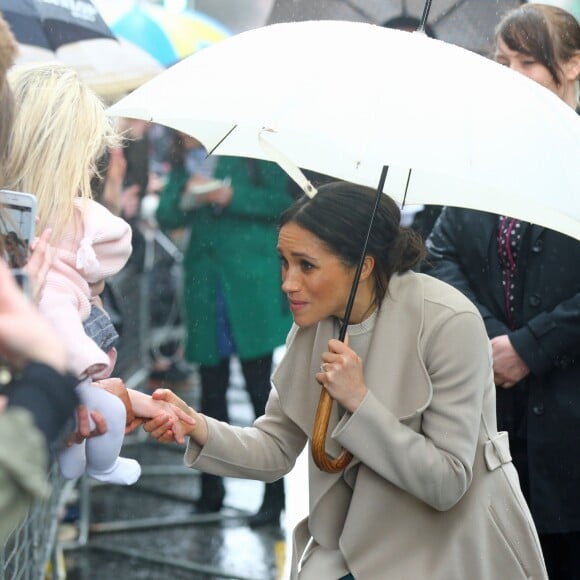 Le prince Harry et Meghan Markle à la rencontre de la population lors de leur visite à Belfast le 23 mars 2018.