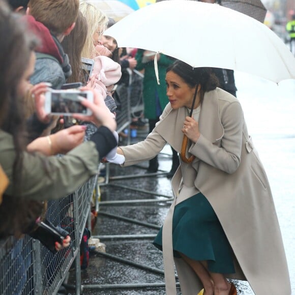 Le prince Harry et Meghan Markle à la rencontre de la population lors de leur visite à Belfast le 23 mars 2018.