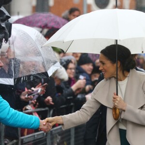 Le prince Harry et Meghan Markle à la rencontre de la population lors de leur visite à Belfast le 23 mars 2018.