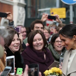 Le prince Harry et Meghan Markle à la rencontre de la population lors de leur visite à Belfast le 23 mars 2018.