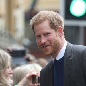 Le prince Harry et Meghan Markle à la rencontre de la population lors de leur visite à Belfast le 23 mars 2018.