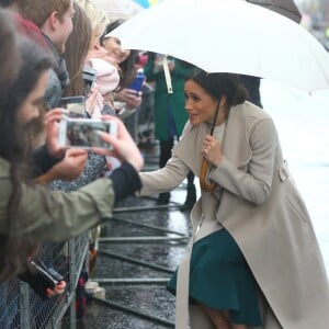 Le prince Harry et Meghan Markle à la rencontre de la population lors de leur visite à Belfast le 23 mars 2018.