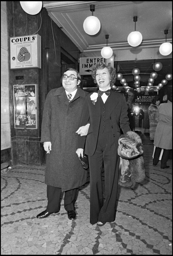 Stéphane Audran et Claude Chabrol à la première de La Décade prodigieuse à Paris en 1971.