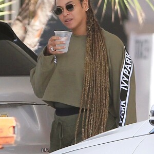 Exclusif - Beyonce et son mari Jay-Z regardent le coucher de soleil sur un yacht avec leur ami Emory Jones, à Miami le 9 février 2018.