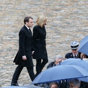 Le président Emmanuel Macron, sa femme Brigitte, les familles et les proches des victimes - Hommage national au lieutenant-colonel de gendarmerie Arnaud Beltrame aux invalides à Paris le 28 mars 2018. Arnaud Beltrame est mort après avoir pris la place d'une otage civile au supermarché Super U à Trèbes. © Dominique Jacovides / Bestimage