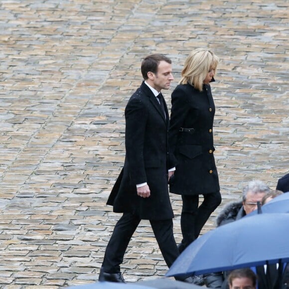 Le président Emmanuel Macron, sa femme Brigitte, les familles et les proches des victimes - Hommage national au lieutenant-colonel de gendarmerie Arnaud Beltrame aux invalides à Paris le 28 mars 2018. Arnaud Beltrame est mort après avoir pris la place d'une otage civile au supermarché Super U à Trèbes. © Dominique Jacovides / Bestimage