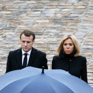 Le président Emmanuel Macron et sa femme Brigitte - Hommage national au lieutenant-colonel de gendarmerie Arnaud Beltrame aux invalides à Paris le 28 mars 2018. Arnaud Beltrame est mort après avoir pris la place d'une otage civile au supermarché Super U à Trèbes. © Dominique Jacovides / Bestimage