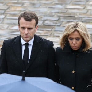 Le président Emmanuel Macron et sa femme Brigitte - Hommage national au lieutenant-colonel de gendarmerie Arnaud Beltrame aux invalides à Paris le 28 mars 2018. Arnaud Beltrame est mort après avoir pris la place d'une otage civile au supermarché Super U à Trèbes. © Dominique Jacovides / Bestimage