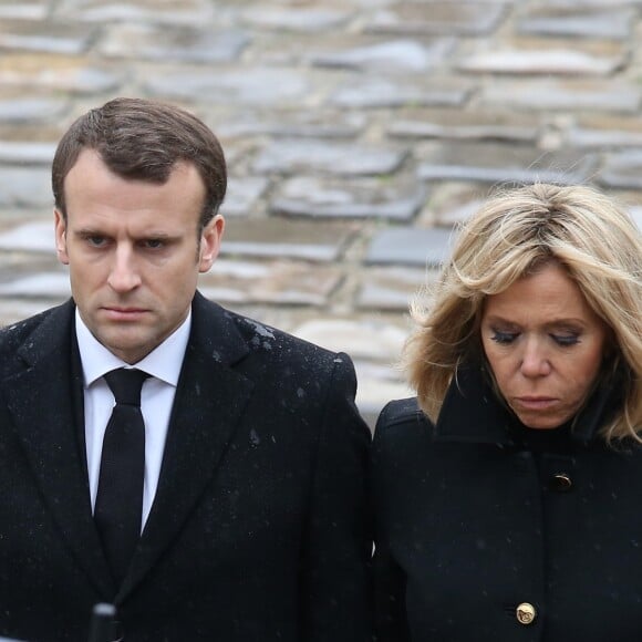 Le président Emmanuel Macron et sa femme Brigitte - Hommage national au lieutenant-colonel de gendarmerie Arnaud Beltrame aux invalides à Paris le 28 mars 2018. Arnaud Beltrame est mort après avoir pris la place d'une otage civile au supermarché Super U à Trèbes. © Dominique Jacovides / Bestimage