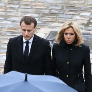 Le président Emmanuel Macron et sa femme Brigitte - Hommage national au lieutenant-colonel de gendarmerie Arnaud Beltrame aux invalides à Paris le 28 mars 2018. Arnaud Beltrame est mort après avoir pris la place d'une otage civile au supermarché Super U à Trèbes. © Dominique Jacovides / Bestimage