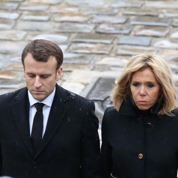 Le président Emmanuel Macron et sa femme Brigitte - Hommage national au lieutenant-colonel de gendarmerie Arnaud Beltrame aux invalides à Paris le 28 mars 2018. Arnaud Beltrame est mort après avoir pris la place d'une otage civile au supermarché Super U à Trèbes. © Dominique Jacovides / Bestimage