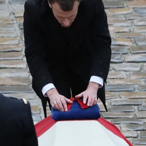 Le président de la République Emmanuel Macron décore au grade de commandeur de la Légion d'Honneur à titre postume le lieutenant-colonel - Hommage national du lieutenant-colonel de gendarmerie Arnaud Beltrame aux invalides à Paris le 28 mars 2018. Arnaud Beltrame est mort après avoir pris la place d'une otage civile au supermarché Super U à Trèbes. © Cyril Moreau/Bestimage