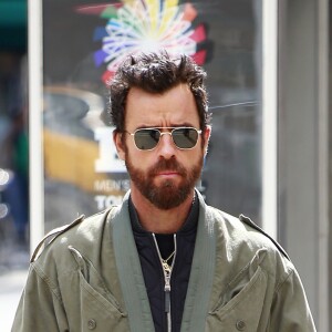 Exclusif - Justin Theroux se promène dans les rues de New York le 23 mars 2018.