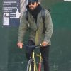 Justin Theroux fait une balade à vélo dans les rues de New York le 15 mars 2018.