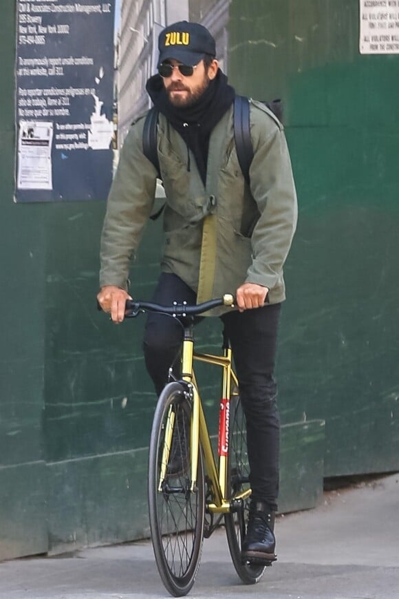 Justin Theroux fait une balade à vélo dans les rues de New York le 15 mars 2018.