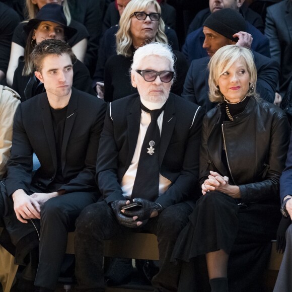 Maria Grazia Chiuri, Robert Patinson, Karl Lagerfeld, Bernard Arnault et sa femme Hélène Mercier-Arnault - Défilé de mode Dior Homme Automne-Hiver 2018-2019 au Grand Palais à Paris, le 20 janvier 2018. © Olivier Borde/Bestimage