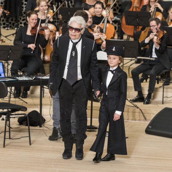 Karl Lagerfeld et son filleul Hudson Kroenig - Défilé Collection Métiers d'Art Chanel à la Philharmonie de l'Elbe à Hambourg, Allemagne, le 6 décembre 2017. © Olivier Borde/Bestimage