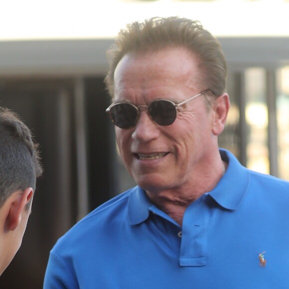 Exclusif - Arnold Schwarzenegger embarque sur un yacht avec des amis au port de Sydney en Australie le 18 mars 2018.