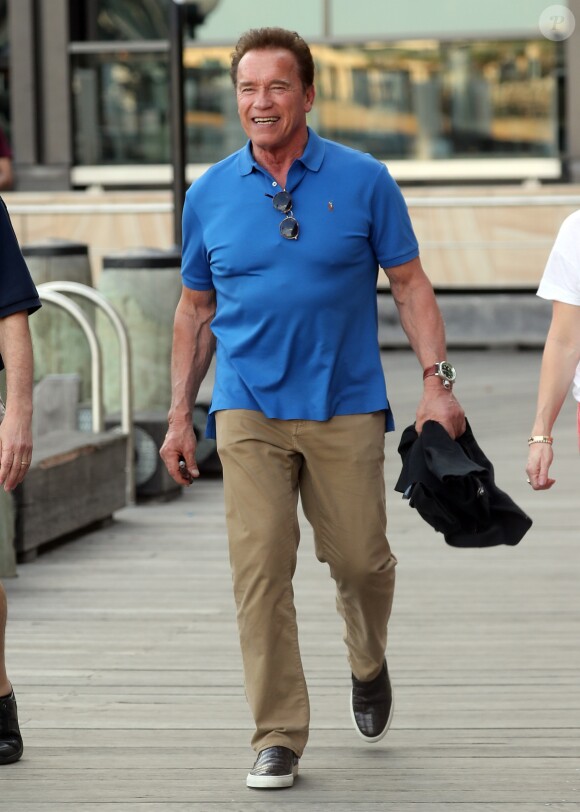 Exclusif - Arnold Schwarzenegger embarque sur un yacht avec des amis au port de Sydney en Australie le 18 mars 2018.