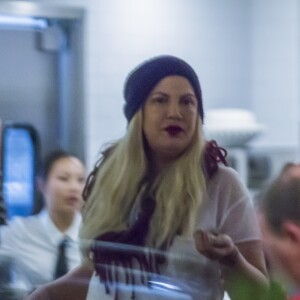 Exclusif - Tori Spelling est allée déjeuner en famille au restaurant Lovi's Deli à Calabasas. Le 22 mars 2018