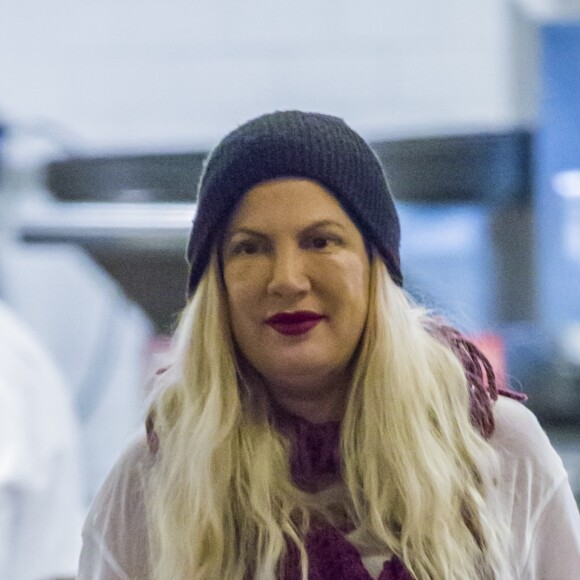 Exclusif - Tori Spelling est allée déjeuner en famille au restaurant Lovi's Deli à Calabasas. Le 22 mars 2018