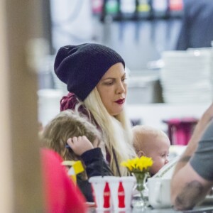 Exclusif - Tori Spelling est allée déjeuner en famille au restaurant Lovi's Deli à Calabasas. Le 22 mars 2018