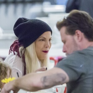 Exclusif - Tori Spelling est allée déjeuner en famille au restaurant Lovi's Deli à Calabasas. Le 22 mars 2018