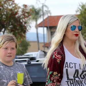 Tori Spelling et Dean McDermott emmènent leurs enfants Liam, Stella, Hattie, Finn et Beau dîner au Black Bear Diner à Encino à Los Angeles le 9 mars 2018.