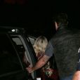 La police escorte Tori Spelling et Dean McDermott à leur voiture après le dîner avec les enfants au Black Bear Diner à Encino