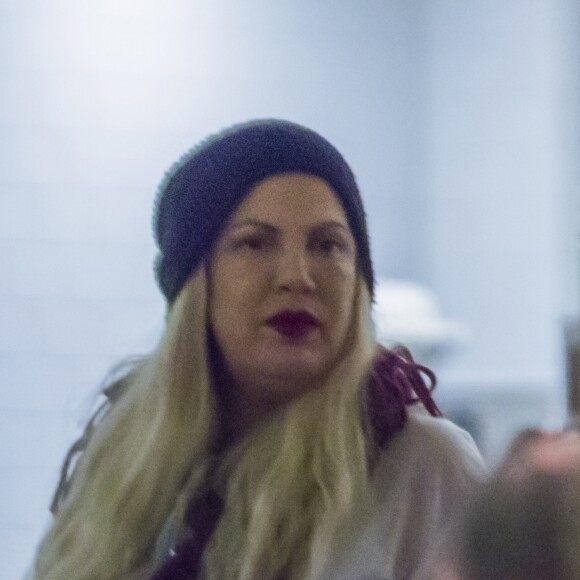 Exclusif - Tori Spelling est allée déjeuner en famille au restaurant Lovi's Deli à Calabasas. Le 22 mars 2018