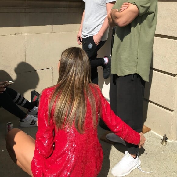 Heidi Klum fait une pause cigarette avec des collègues et avec Tom Kaulitz sur le tournage de 'America's Got Talent' à Pasadena. Le 25 mars 2018