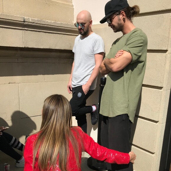 Heidi Klum fait une pause cigarette avec des collègues et avec Tom Kaulitz sur le tournage de 'America's Got Talent' à Pasadena. Le 25 mars 2018