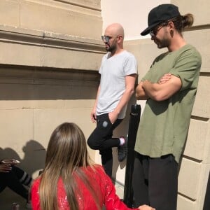 Heidi Klum fait une pause cigarette avec des collègues et avec Tom Kaulitz sur le tournage de 'America's Got Talent' à Pasadena. Le 25 mars 2018