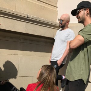Heidi Klum fait une pause cigarette avec des collègues et avec Tom Kaulitz sur le tournage de 'America's Got Talent' à Pasadena. Le 25 mars 2018